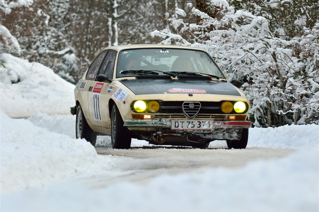 Jens Gandrups Alfa Romeo sad fast i en snedrive, men kom med tilskuernes hjælp fri igen. Dog ikke uden et betydeligt tidstab.
(Foto: Michael Eisenberg)